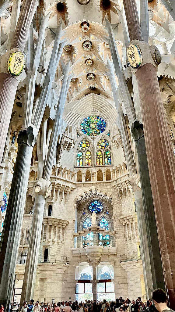 inside la sagrada familia